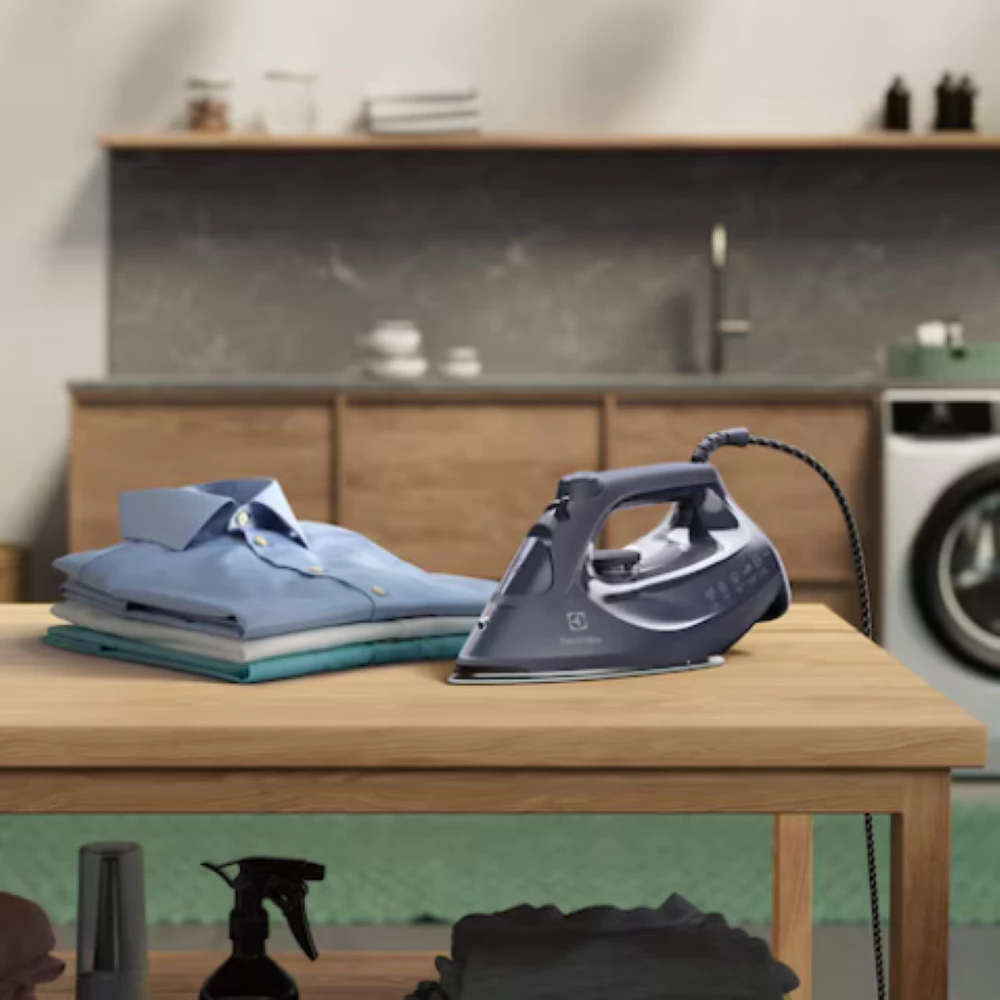 Electrolux เตารีดไอน้ำ กำลังไฟ 2500 วัตต์ UltimateCare 500 รุ่น E6SI3-62MN thumbnail 3