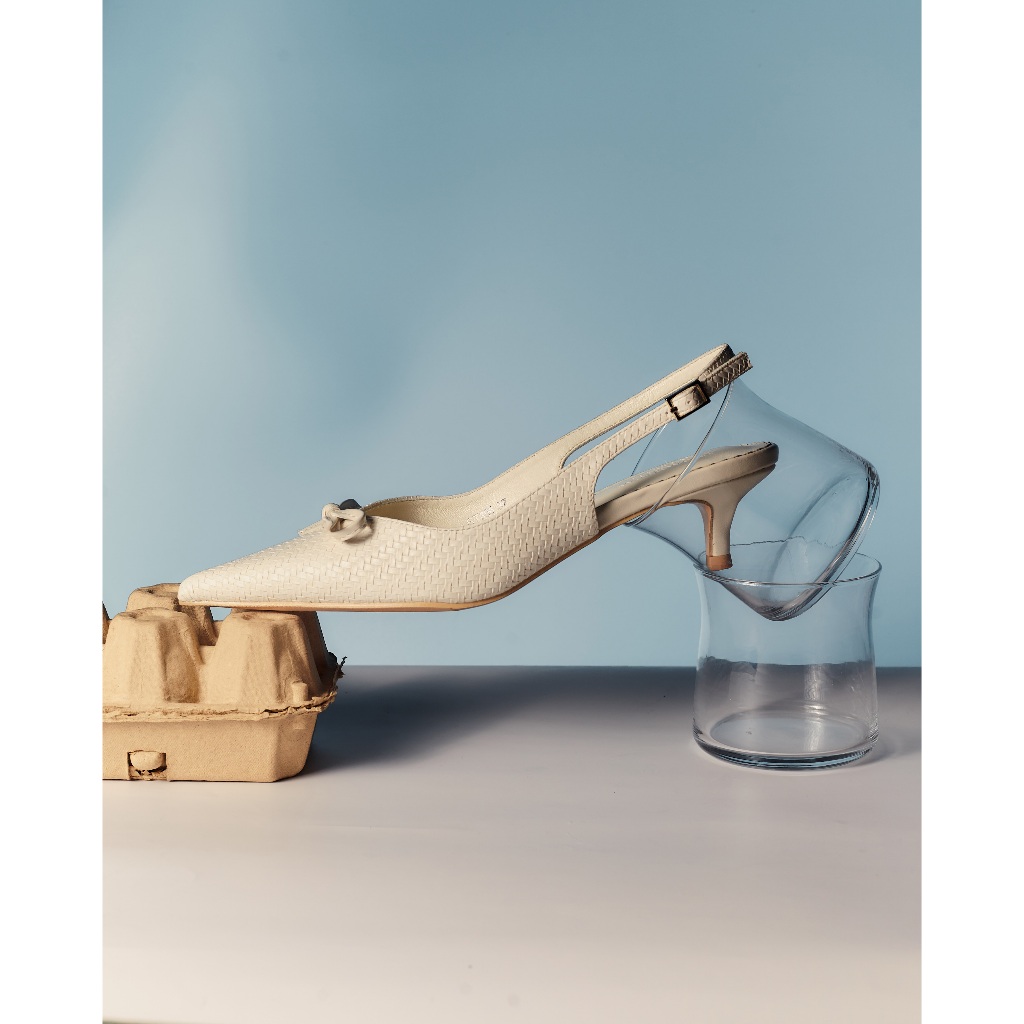 urban walkwear | blair kitten heels รองเท้าส้นทรงหัวแหลมสูง 2 นิ้ว detail หนังสาน หน้าเท้ากว้าง +1 size