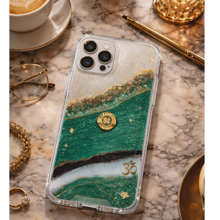 เคสมือถือ เสริมสิริมงคลสีเขียวสวยประดับหินนำโชคกรีนอเวนจูรีน+เคลียร์ควอตซ์+โรสควอตซ์ พร้อมกังหันนำโชค สัญลักษณ์โอม – โปรปัง