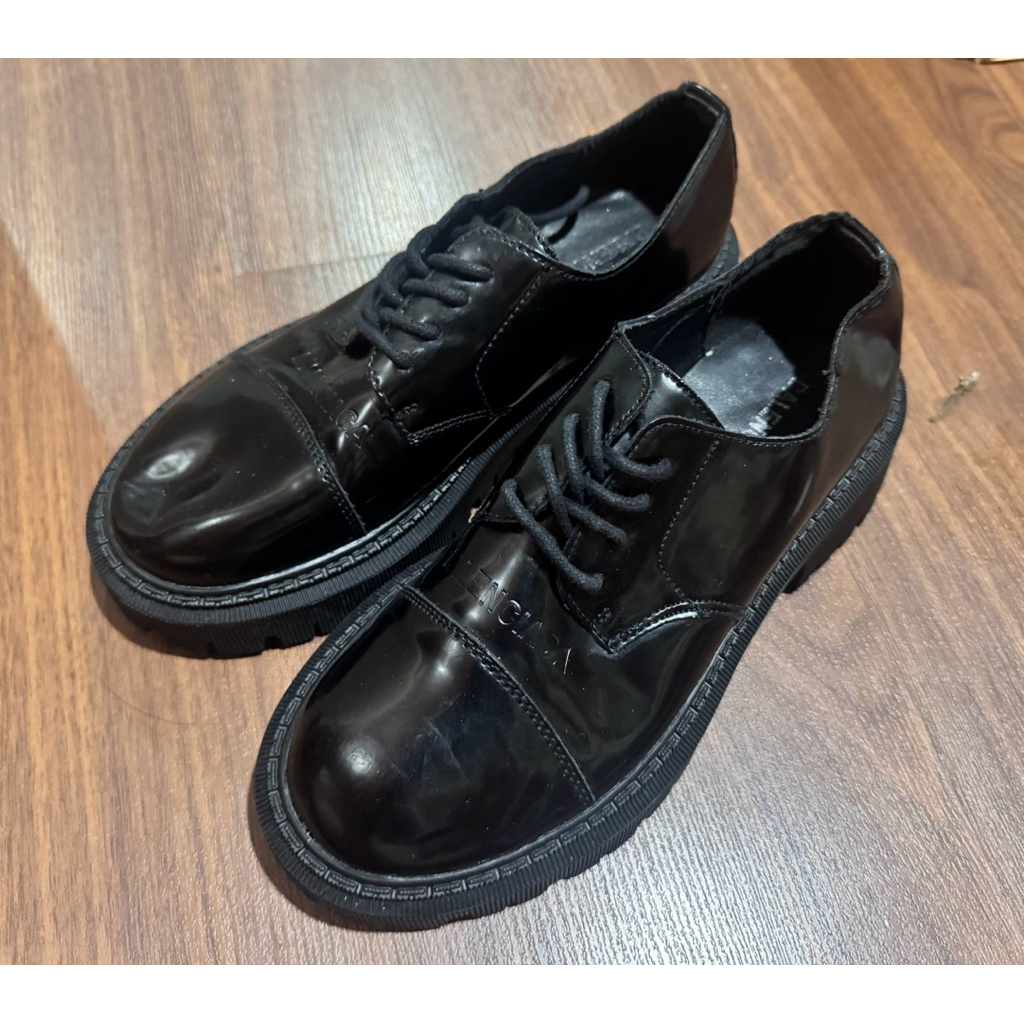 รองเท้าหนังสีดำทรง Oxford Balenciaga มือสอง