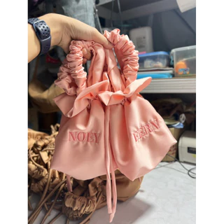 cross hand bag กระเป๋าคล้องแขน ผ้าซาตินพีช หูรูด ผ้าหรูหรา สัมผัสนุ่ม ตัวในมีซับให้ ใส่ของได้จุ