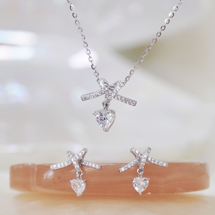 Suwann.na [ราคาต่อคู่] สร้อยคอ สร้อยคอเงินแท้ ต่างหู ต่างหูเงินแท้ โบว์ผูกหัวใจเพชรห้อย