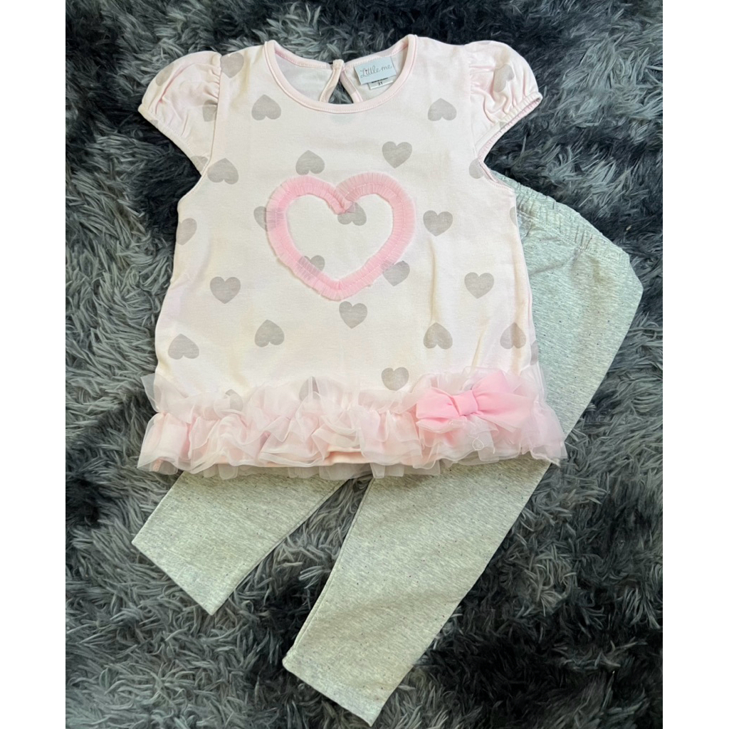 size 3/4/5T Little me เสื้อแขนล้ำชมพูแต่งหัวใจ กับเลกกิ้งสีเทาเข้าชุด มือ1ไม่มีป้ายห้อยขอคนรับได้
