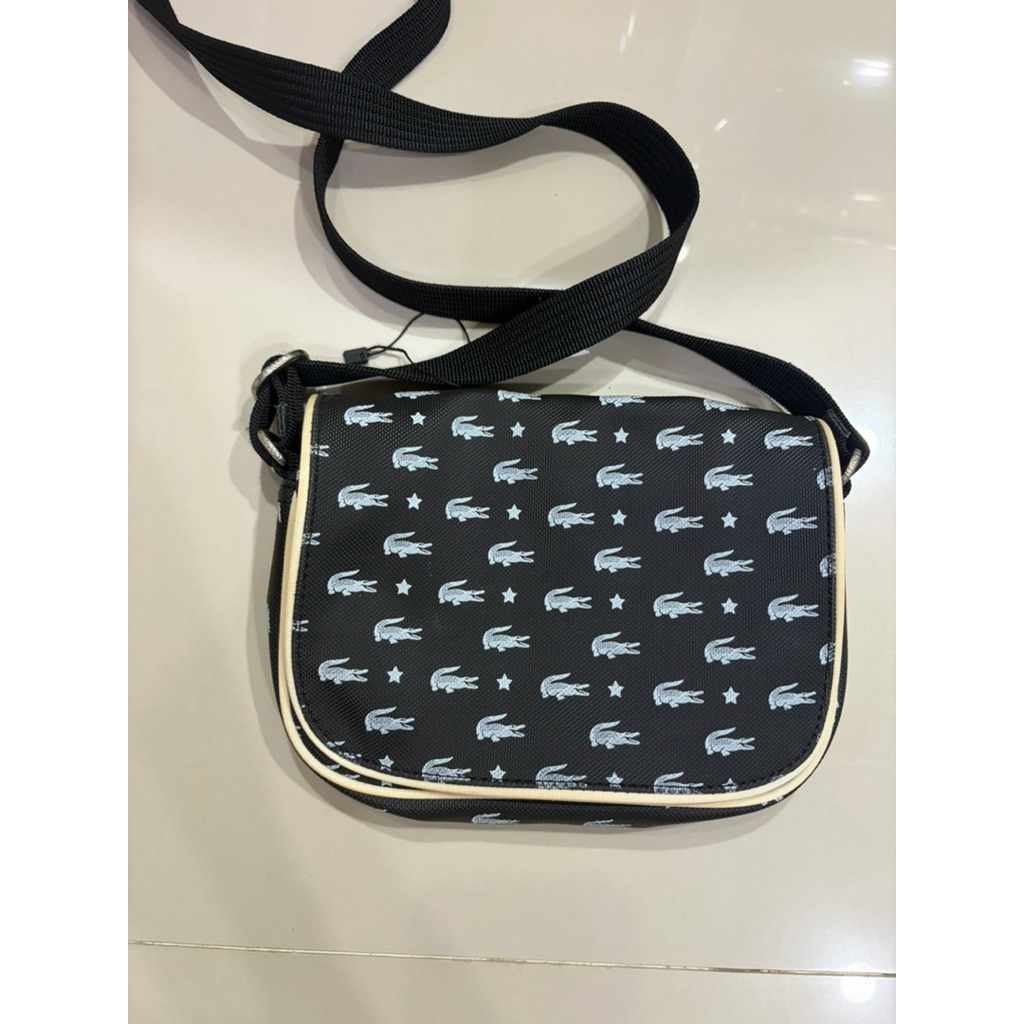 กระเป๋าสะพายข้างยี่ห้อ Lacoste