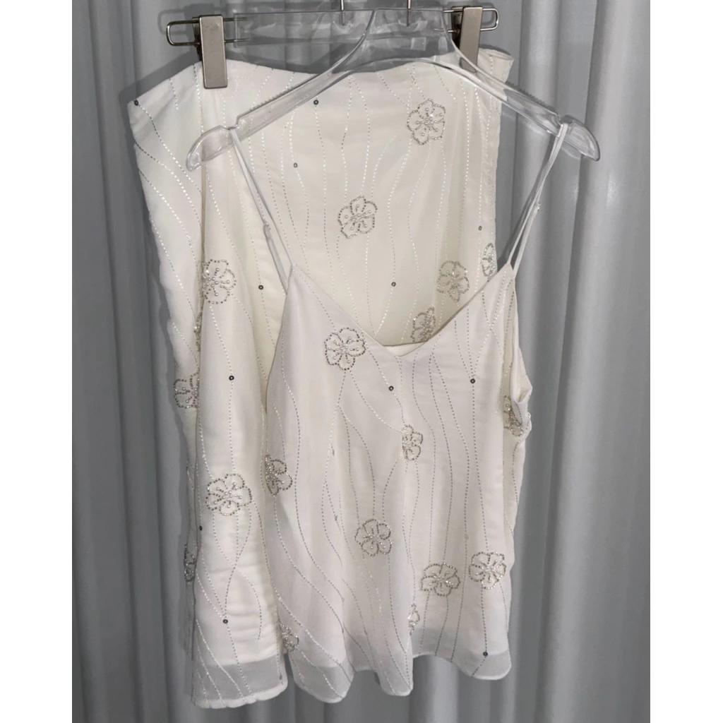 MELT.INMOMENTS Stella Top & Skirt ชุดเซ็ทสายเดี่ยวกระโปรงยาวปักเลื่อม กลิตเตอร์ขาว (พร้อมส่ง)