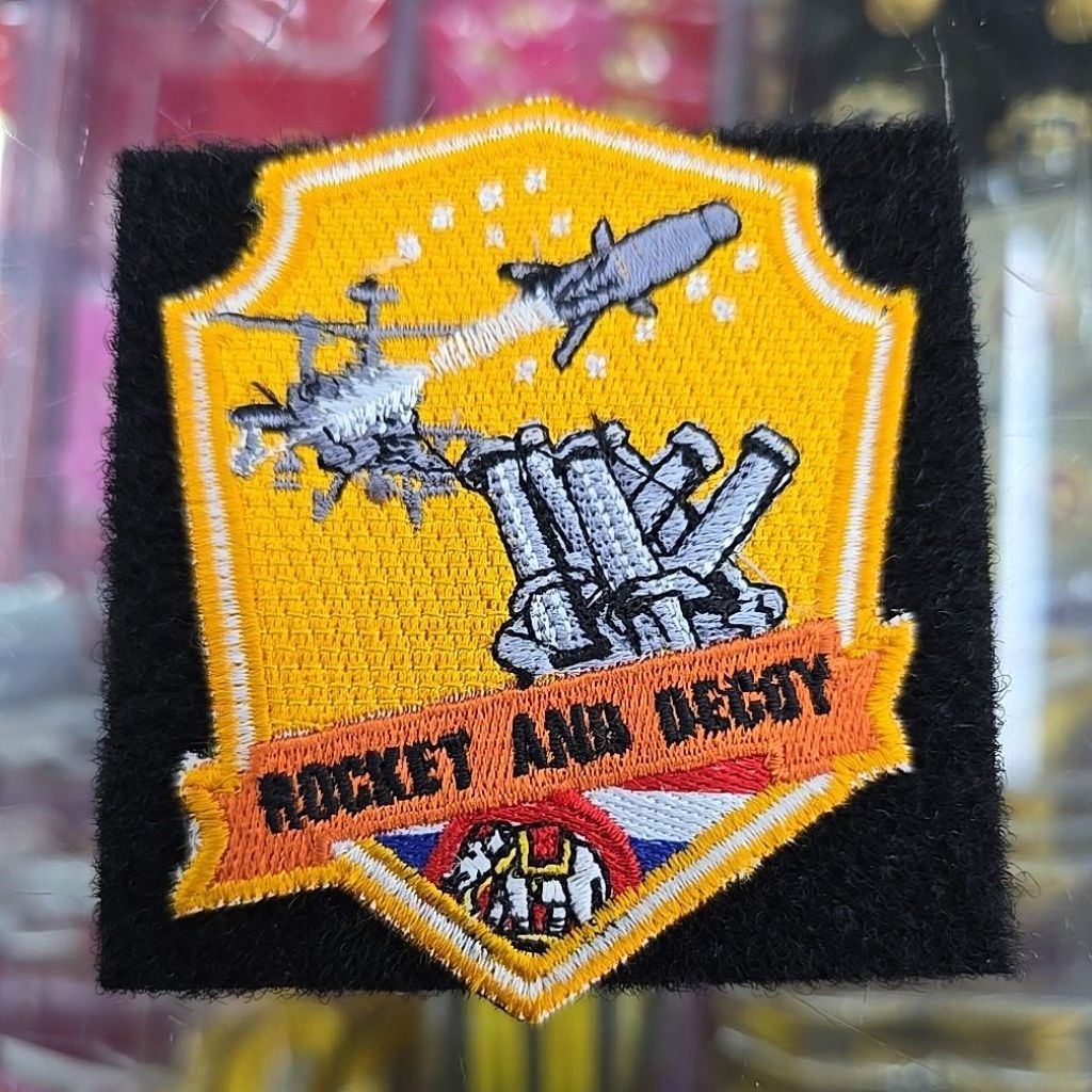 อาร์มผ้าปักเครื่องหมายติดเสื้อผ้าแนวทหารที่ปักคำว่า "ROCKET AND DECOY"