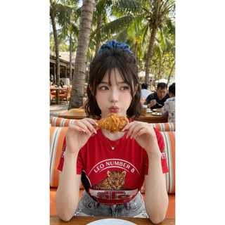 เสื้อกีฬาลายคอกลมแขนสั้นลีโอแดง ใส่สบาย
