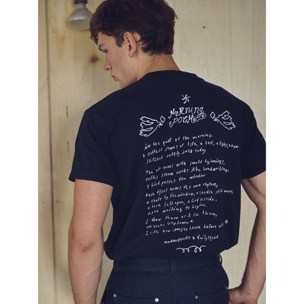 DAILY SQUAD - Everyday Poem Tee ทรงคลาสสิค งานสกรีนสไตล์วินเทจ ลายบทกวีและภาพประกอบจากเม็ดทราย มีคาแรกเตอร์แบบงานศิลป์