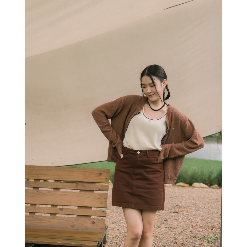 avo memory jean skirt กระโปรงยีนส์สั้นสีน้ำตาล รุ่นนี้ต้องมีเท่านั้นค่า สาวๆมีสะโพกใส่ได้แน่นอน มีซั