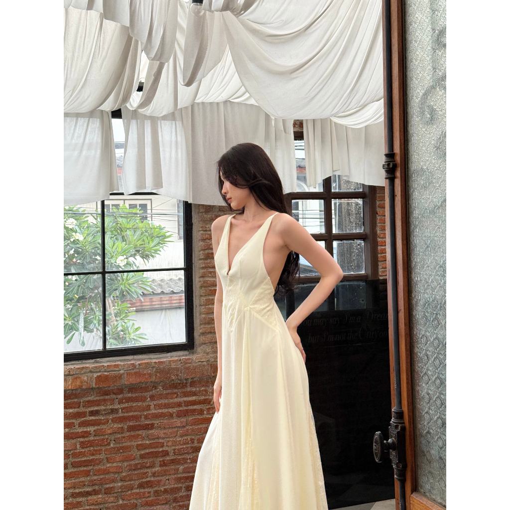 The Muse Maxi Dress  เดรสยาวดีไซน์หลังเปิดกว้างงานดีเทลลูกไม้ช่วงเอวและกระโปรงพริ้ว ผูกและปรับได้ เพิ่มลูกเล่นด้วยการแต่