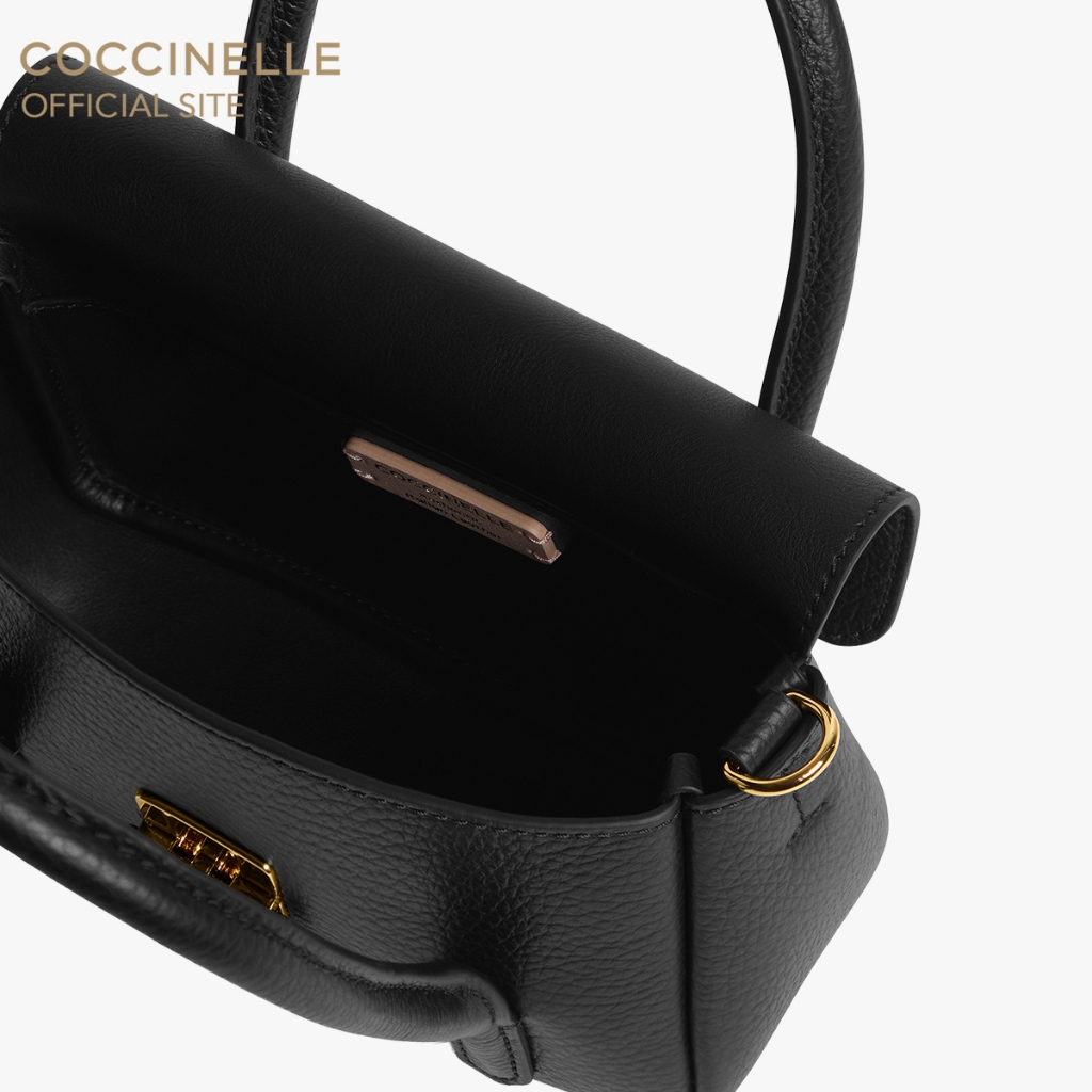 COCCINELLE กระเป๋าถือมินิผู้หญิง รุ่น C-ME LOCK MINI HANDBAG POCHETTE 580101 สี NOIR ราคา ถูกที่สุด ดีลบีเคเค แกลเลอรีภาพที่ 3
