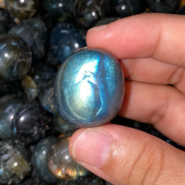 **เปิดไฟส่องหินจะเห็นเหลือบเเสงมากน้อยเเล้วเเต่ก้อนค่ะ** Labradorite ลาบราโดไรต์ขัดมันเหลือบเเสง ช่วยเซนต์สัมผัสเเม่นยำ