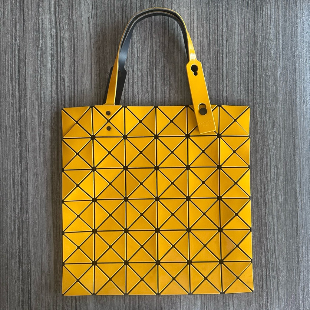 Used BAO BAO ISSEY MIYAKE LUCENT Tote กระเป๋ามือสอง สีเหลือง ขนาด 6x6