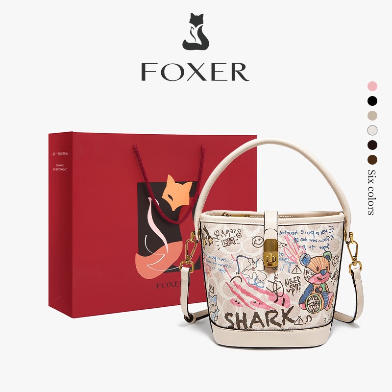FOXER กระเป๋าสะพายข้างผู้หญิง กระเป๋าทรงถัง ลายกราฟฟิตี้เก๋ไก๋ จุของได้เยอะ ของขวัญปีใหม่
