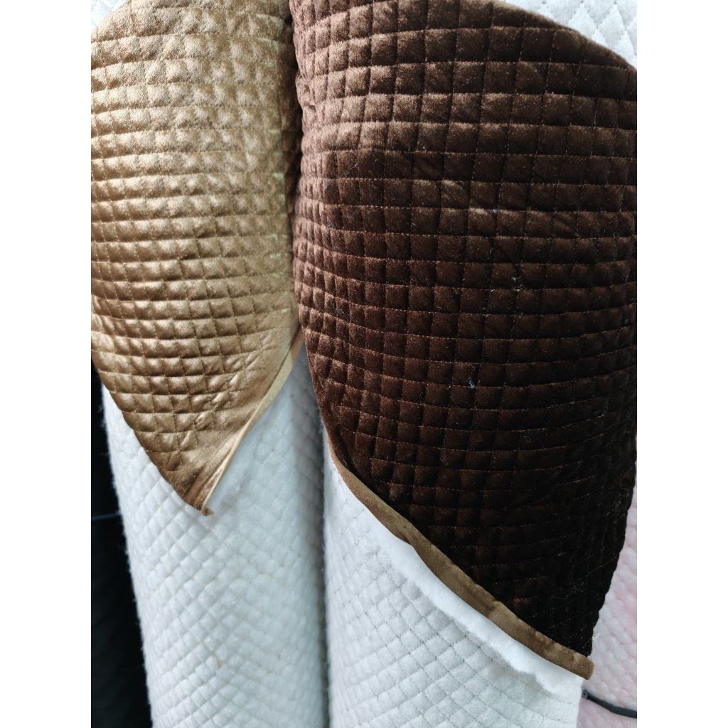 ผ้ากำมะหยี่ตีลายตารางปะกบใยสังเคราะห์หลาละ200บาท 90*155ซม.