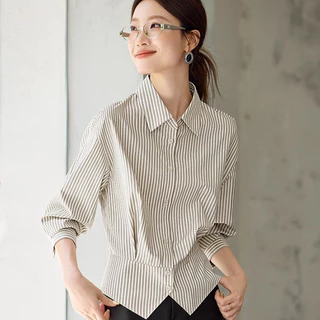 Dodeเสื้อเชิ้ตแขนยาวสีพื้นสไตล์ฝรั่งเศสสำหรับผู้หญิงตัวนี้มีทรงเข้ารูปช่วงเอวและปกคอพับลง ทำให้เหมาะสำหรับฤดูใบไม้99260