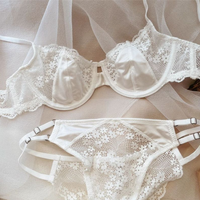 ชุดชั้นในลูกไม้ฝรั่งเศส มีโครงรัด รองรับได้ดี ผ้าซาตินหรูหรา ระบายอากาศดี ไม่รัดกุม สวมใส่สบาย