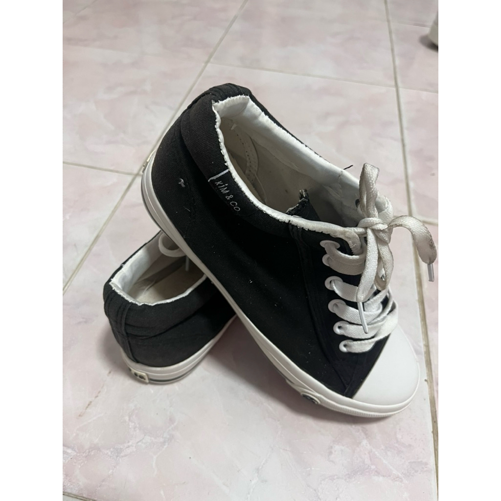รองเท้ามือสอง | kim&co. รองเท้าผ้าใบสีดำเสริมส้นผญ คู่นี้ใหม่มาก