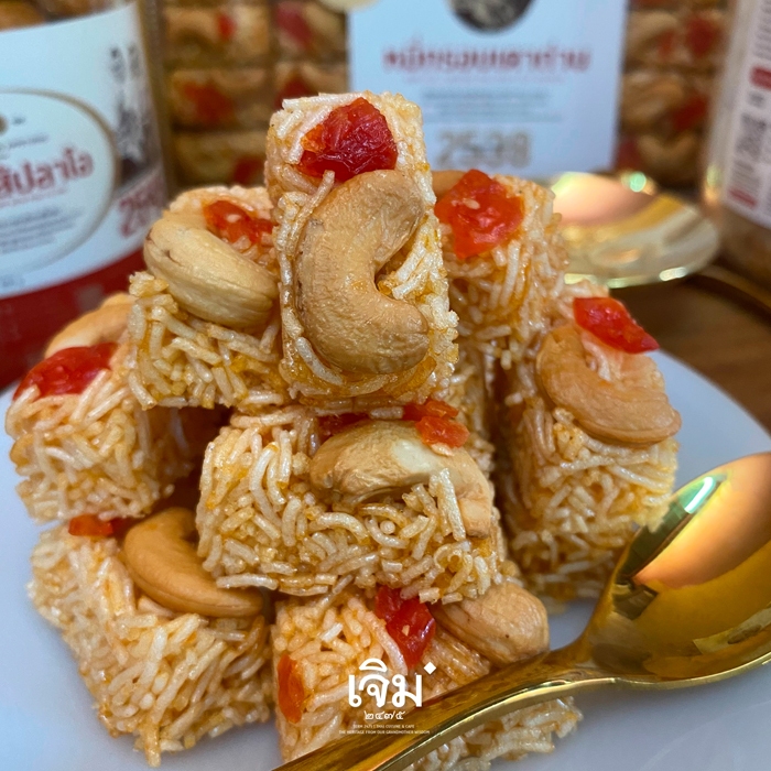 [ของแท้ ต้นตำรับ]  หมี่กรอบเตาถ่าน ทรงเครื่องแน่นทุกคำ หอมผิวส้มซ่า กรอบนุ่มไม่แข็ง (1กล่อง 60 ชิ้น)