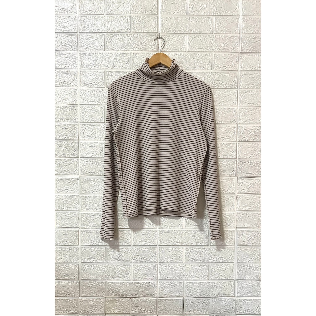 เสื้อคอเต่า GU ลายทาง Size XL มือสอง