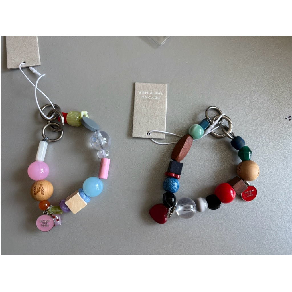 beyond the vines - ที่คล้องกระเป๋า