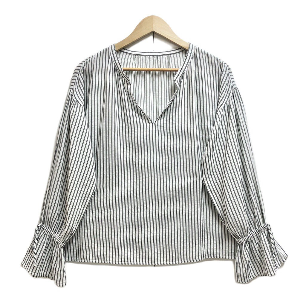 GU เสื้อคอจีน-วี ทรงโอเวอร์ไซส์ สีขาว-ดำ ลายริ้ว ป้าย M มือสอง