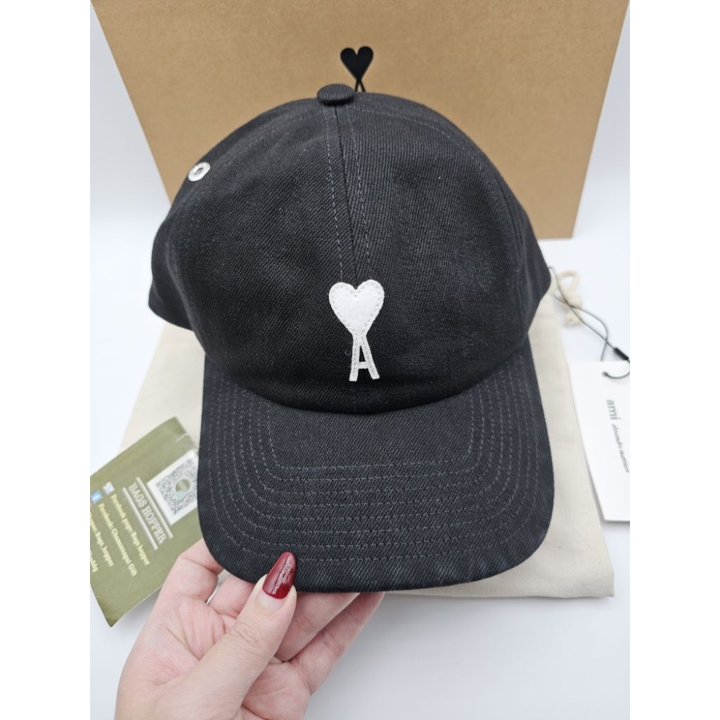 New Ami Paris cap ดำ new logo สวยมากกก ปีกหมวกสีเฟดเป็นดีไซน์รุ่นนี้ ของแท้💯 พร้อมส่ง new collection