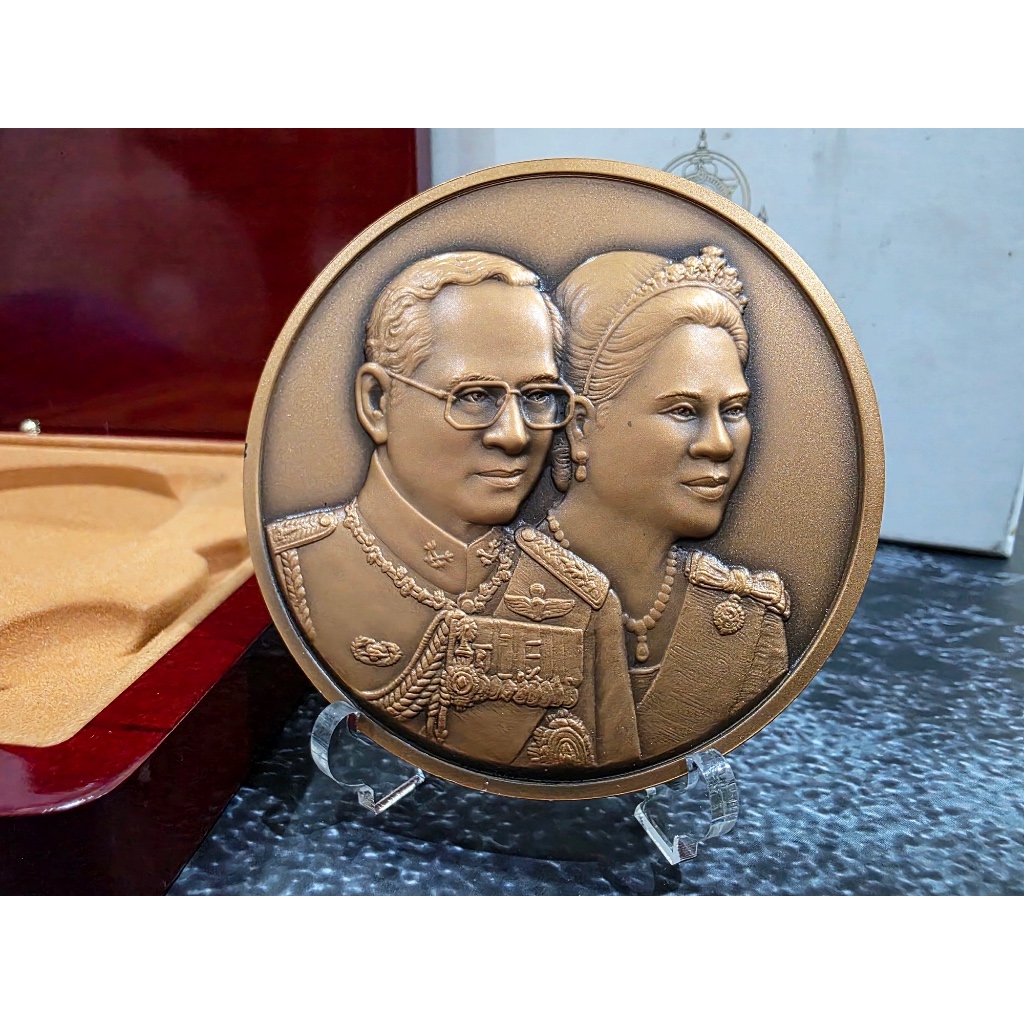 เหรียญที่ระลึก พระบรมราชาภิเษกสมรส ครบ 60 ปี ร9 รัชกาลที่9 เนื้อทองแดงรมดำ ขนาด 7 เซ็น ปี 2553 อุปกร