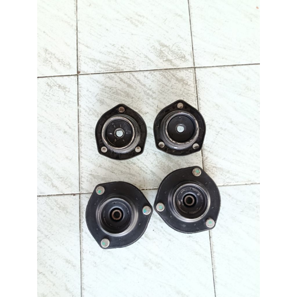 เบ้าโช๊คToyota Camry acv 50,51ปี12-17