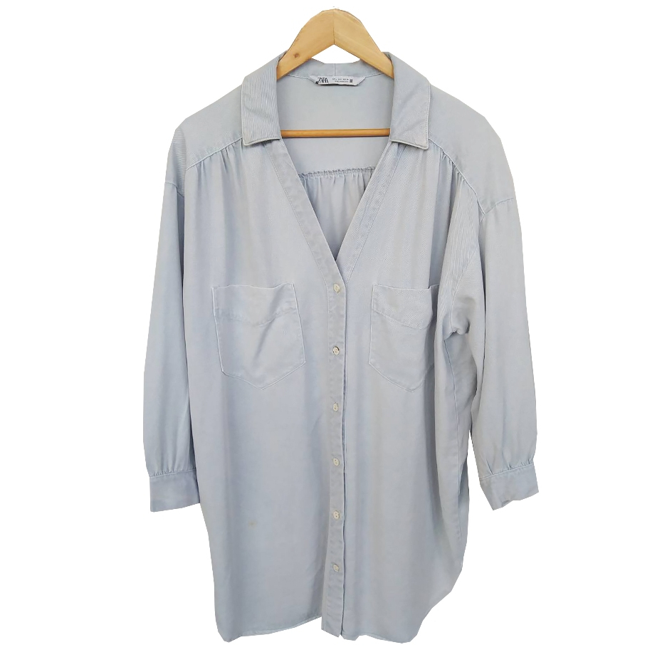 pa468 เสื้อมือสอง อก 50-52 นิ้ว คอปก ผ้ายีนส์หนานุ่มสีฟ้าอ่อน แขน 4 ส่วน มีรอยจางๆ ตามรูป