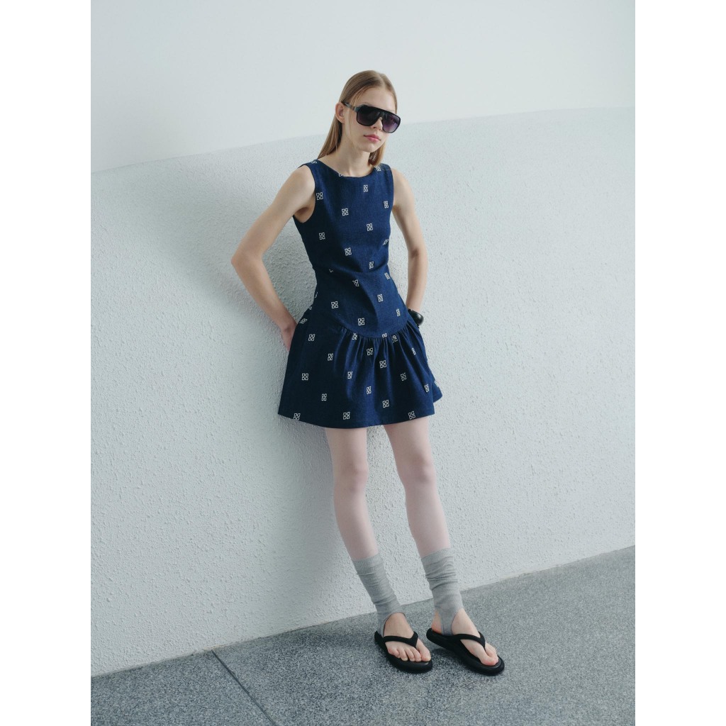JOANA MINI DRESS มินิเดรส ผ้ายีนส์ยืด ปักลายโลโก้ มีกางเกงด้านใน