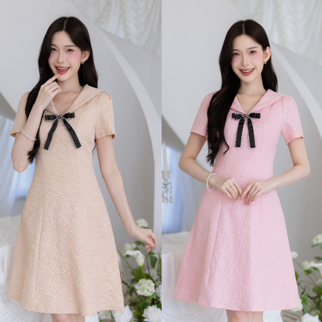 เดรส ALERT BRAND ผ้าแจ็คกาดสวยเรียบหรู แพทเทิร์นสวยสุภาพ มีดีเทลคอปกแต่งลูกไม้ แต่งด้วยเข็มกลัดโบว์ส