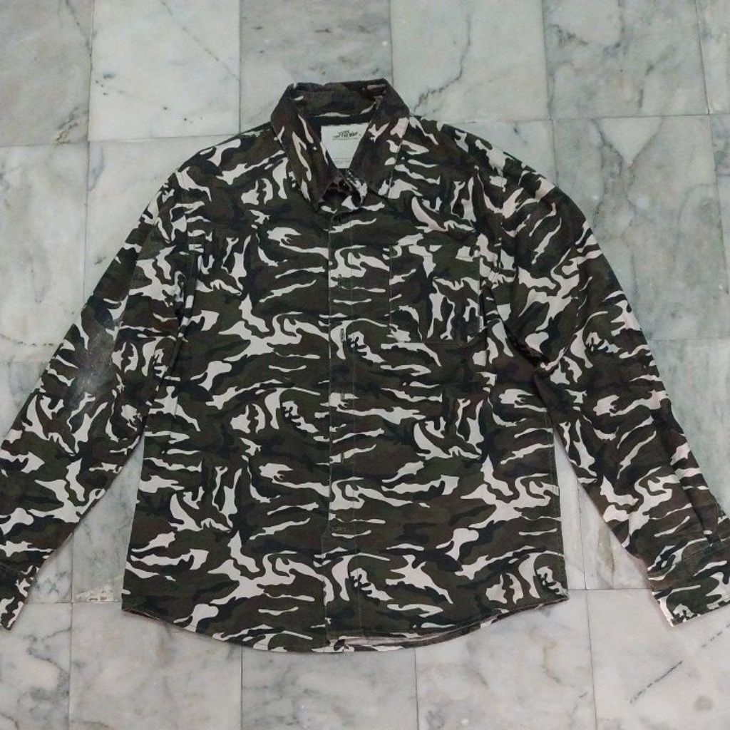 เสื้อเชิ้ตแขนยาว แนวสเก็ตบอร์ด Vans มือสอง สภาพดี ของพร้อมส่งครับ
