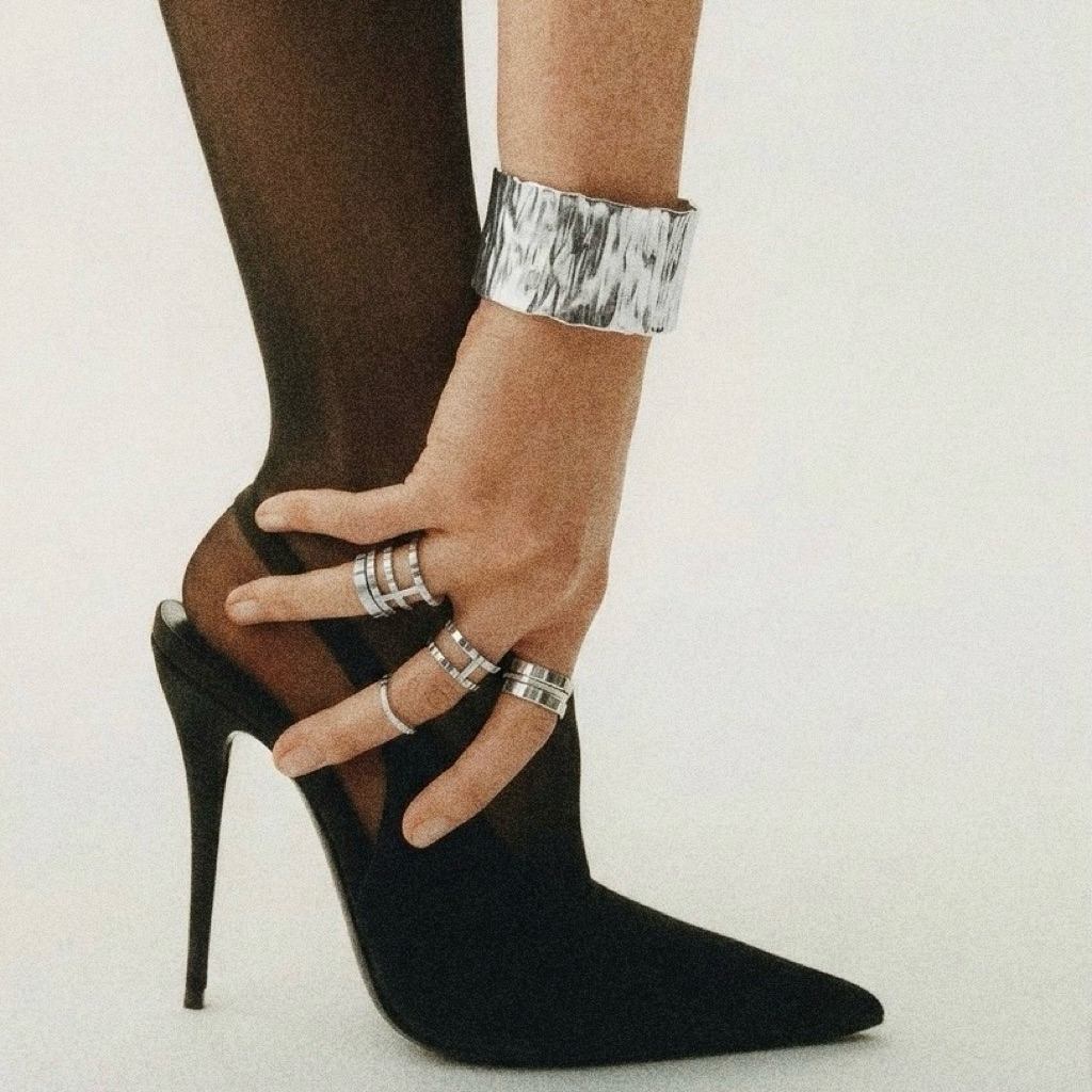 Shimmer.stock *กำไลข้อมือรุ่น Rivera Bangle สีเงินเงาที่มีพื้นผิวแบบ Textured ใส่ stack กับกำไลรุ่นอ