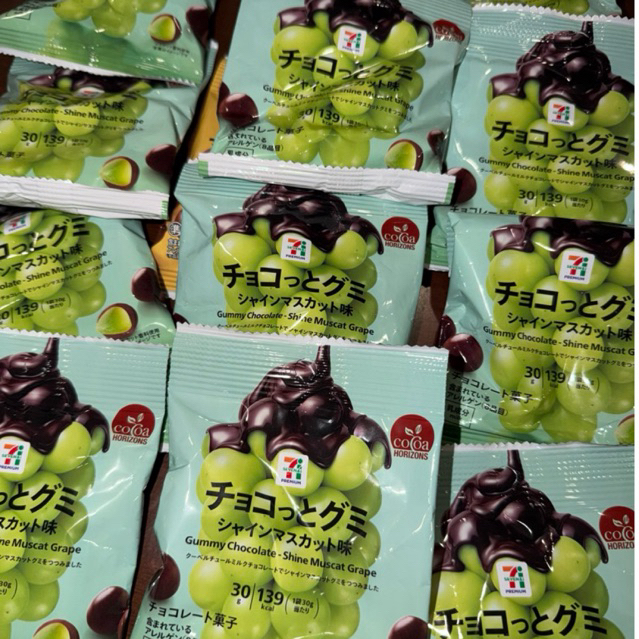 Gummy Choco Shine Muscat Grape องุ่นเคลือบช็อกโกแลต