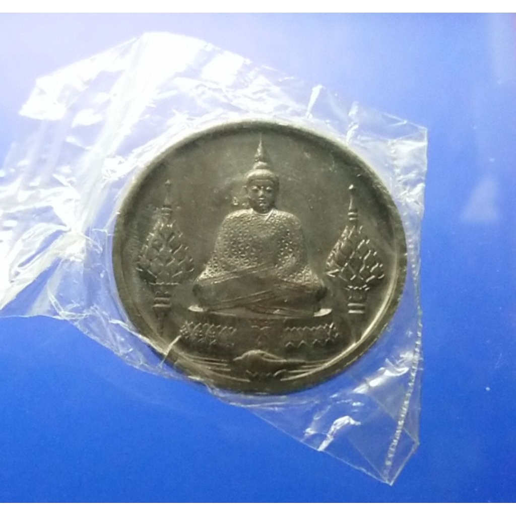 เหรียญพระแก้วมรกต ทรงฤดูหนาว ฉลองวัดพระศรีฯ (ด้านหลังมีราชศรัทธา) เนื้อทองแดงรมดำ ปี2525 ซองเดิม