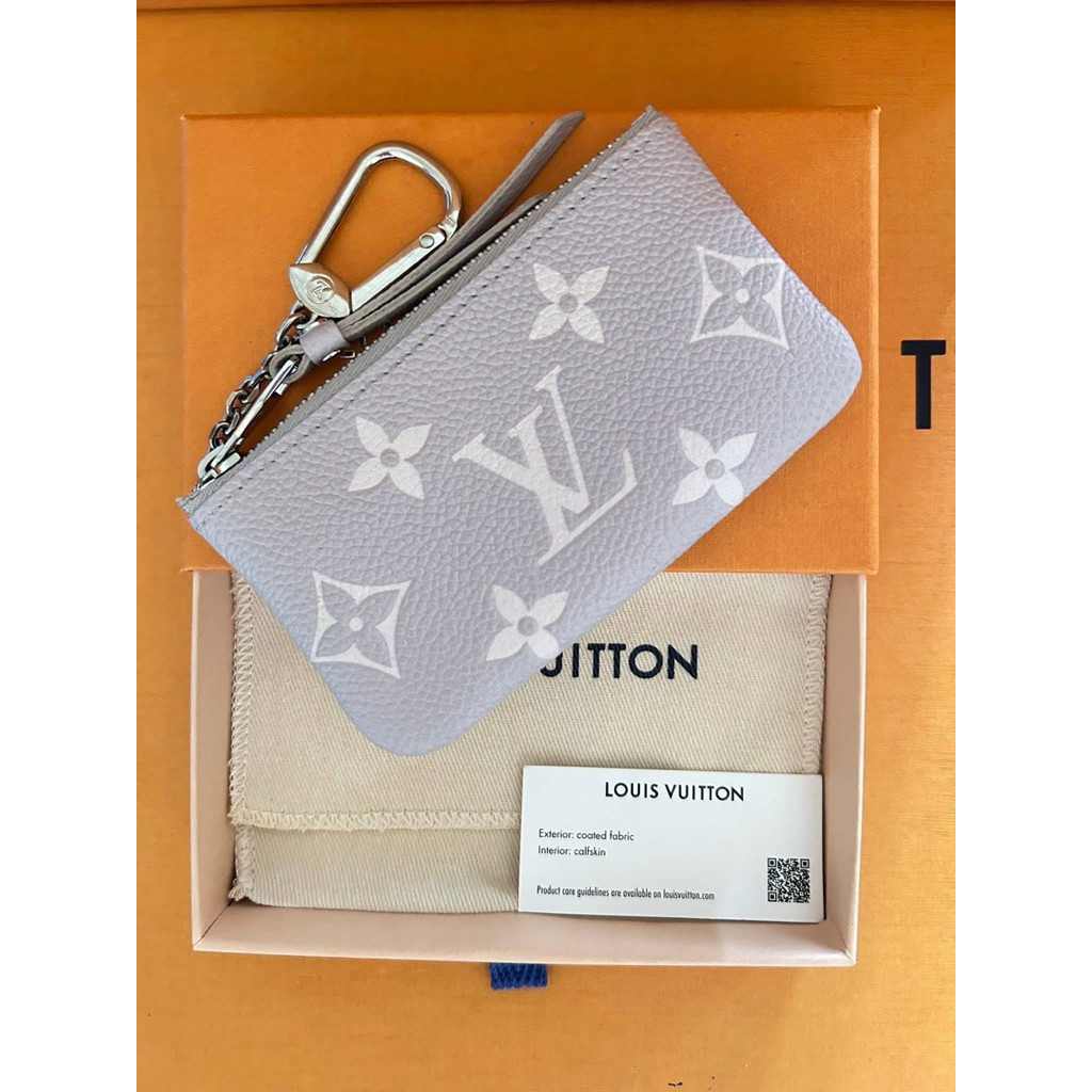 lv key pouch empreinte ปี 2024