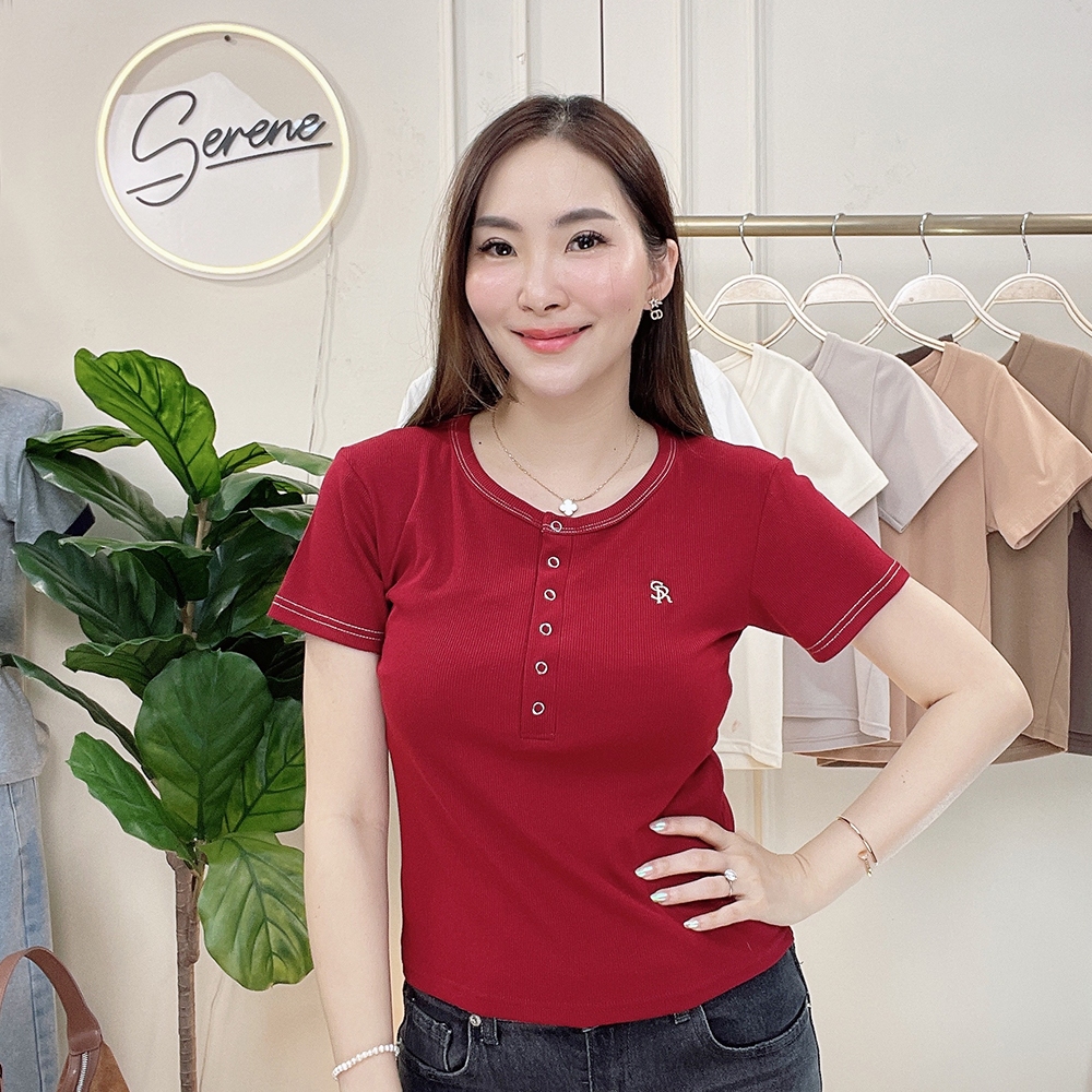Serene's Choice เสื้อคอกลม แขนสั้น ผ้าร่องเล็ก กระดุมหน้า 6 เม็ด ปักโลโก้ สไตล์เกาหลี รูปที่ 5