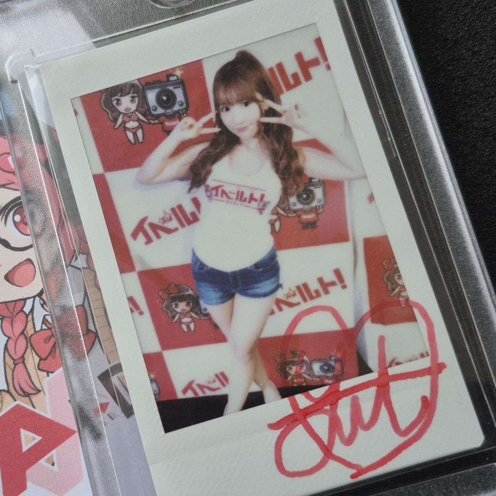 Yua Mikami รูปโพราลอยด์พร้อมลายเซ็น