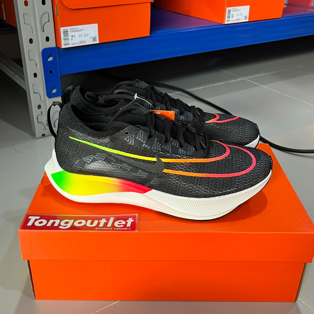 รองเท้าวิ่ง ZOOM FLY 4 “BLACK VOLT ORANGE STRIKE” ปีผลิต 2025 ของแท้100% ป้ายไทย พร้อมส่ง ราคา ถูกที่สุด ดีลบีเคเค