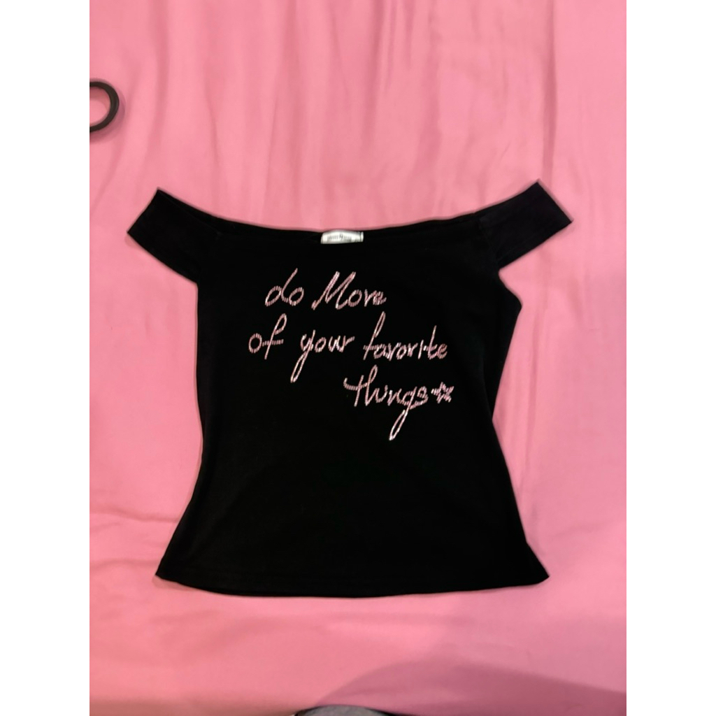 เสื้อยืดปาดไหล่ แบรนด์ Moses Queen