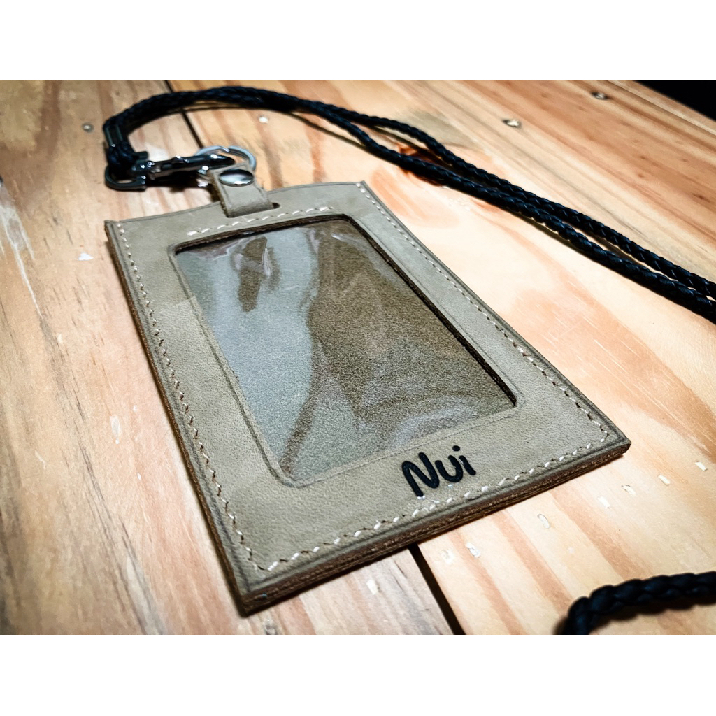 ป้ายแขวนบัตรพนักงาน (Hanging card holder) หนังแท้นูบัค