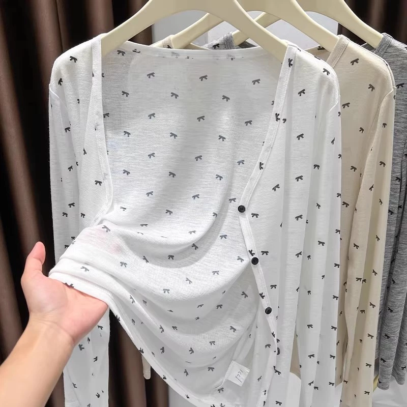 เสื้อคาร์ดิแกนถักแขนยาวพิมพ์ลายโบว์ สไตล์ฤดูร้อนพร้อมคุณสมบัติป้องกันแสงแดด เหมาะสำหรับฤดูร้อน เนื้อผ้าใส่สบาย ทรงหลวม