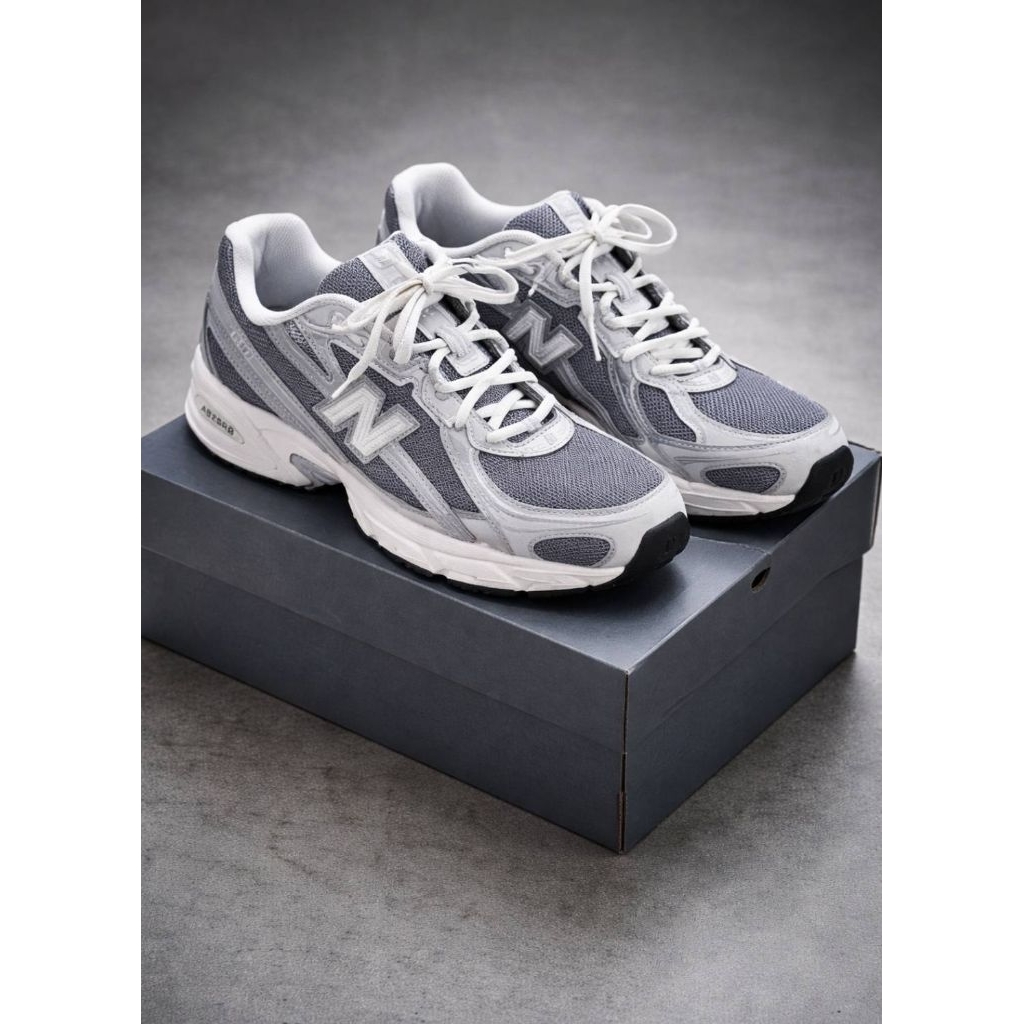 New Balance รุ่น 740 (มือสอง) สภาพดี