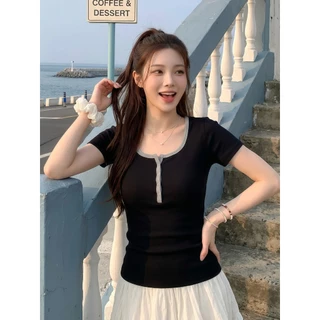 MUDO เสื้อยืดแขนสั้นผู้หญิง คอครึ่งเปิดกระดุมสีตัดกันสไตล์เกาหลีสาวฮอตเซ็กซี่ ทรงกระชับร่างช่วยให้ดูผอมลงเรียบหรูมิ#1013