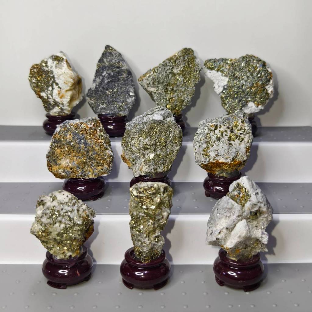 ผลึกแร่ไพไรต์ในควอตซ์ พร้อมฐานตั้ง Pyrite in Quartz Crystal on Stand