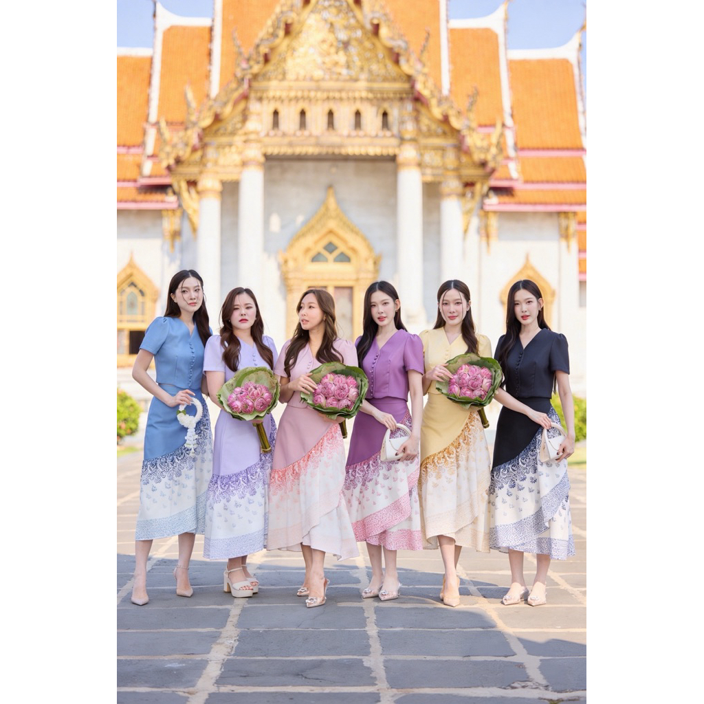 ชุดไทย ชุดทำบุญ ชุดสงกรานต์ ชุดSet เสื้อคอปีนกระดุมหน้าสีครีมสวยละมุนมากคะ มาคู่กับกระโปรงผ้าลาย