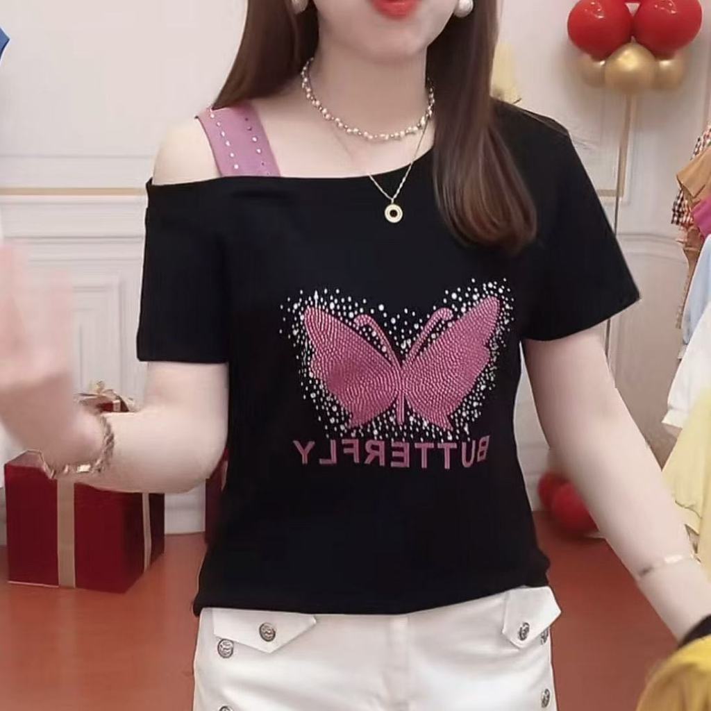 เสื้อยืดแขนสั้นเปิดไหล่ประดับเพชรลายผีเสื้อสุดฮิตประจำฤดูร้อน สไตล์เกาหลี เก๋ไก๋ ช่วยให้ดูผอมเพรียว และเหมาะสำหรับสวมใส่