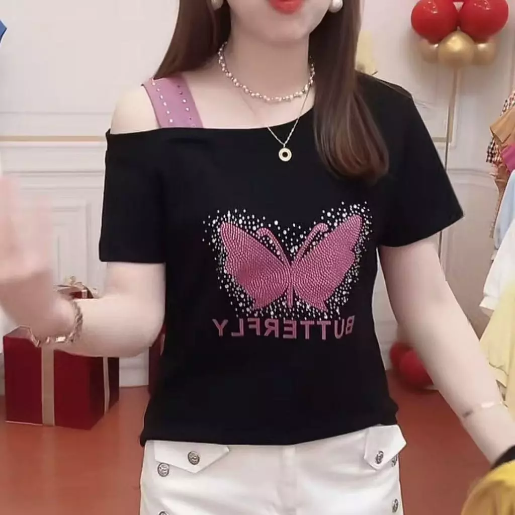 เสื้อยืดแขนสั้นเปิดไหล่ประดับเพชรลายผีเสื้อสุดฮิตประจำฤดูร้อน สไตล์เกาหลี เก๋ไก๋ ช่วยให้ดูผอมเพรียว และเหมาะสำหรับสวมใส่