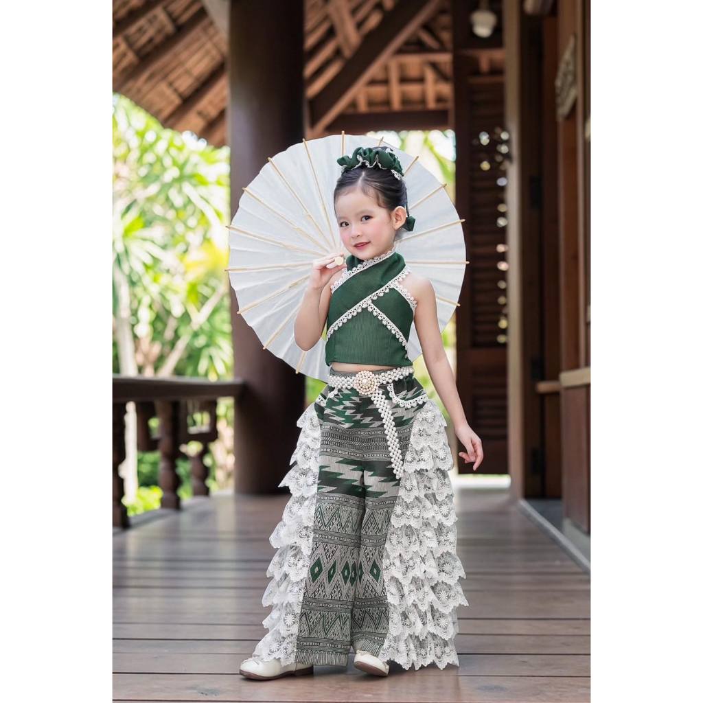 ชุด หงส์แก้ว เป็นชุดคอลเลคชั่นพิเศษที่นำผ้าคำแก้วมาเป็นหงส์